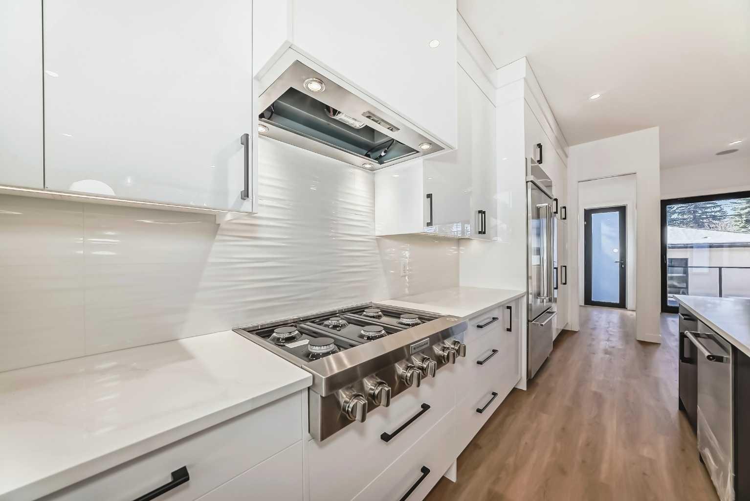 2107 Victoria Crescent NW