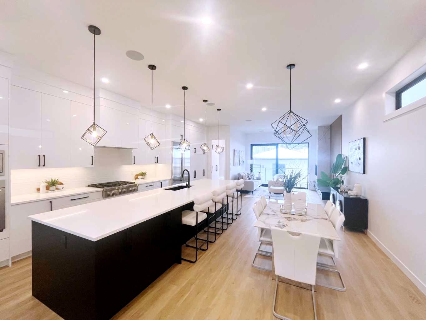 2107 Victoria Crescent NW