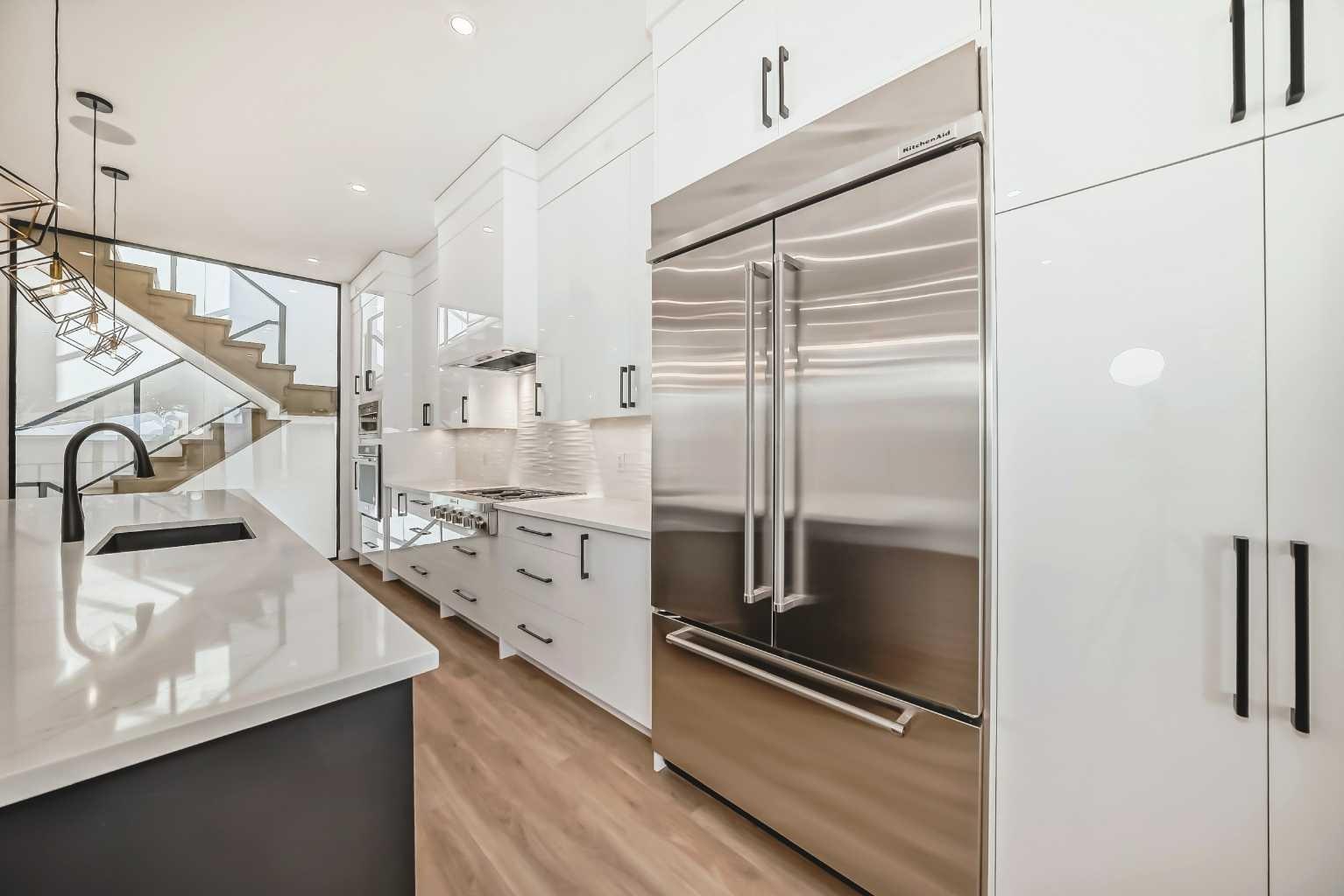 2107 Victoria Crescent NW