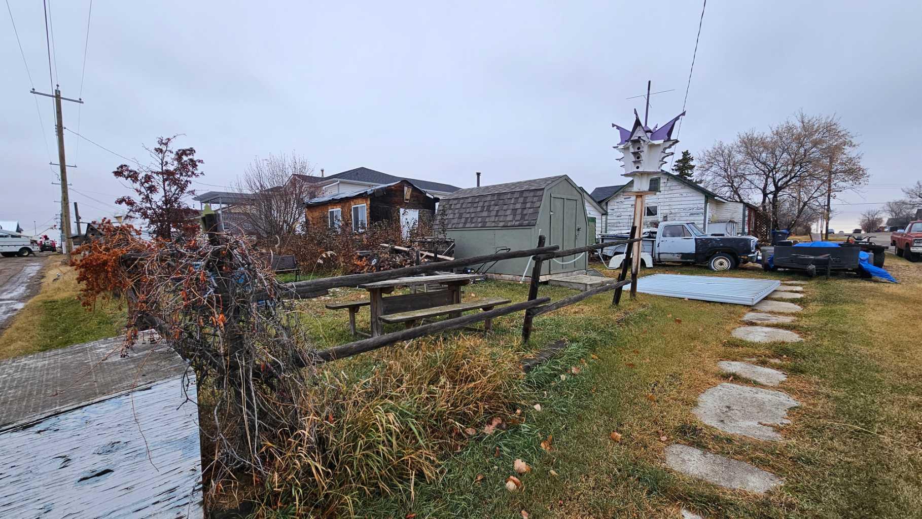 5202 VICTORIA Avenue