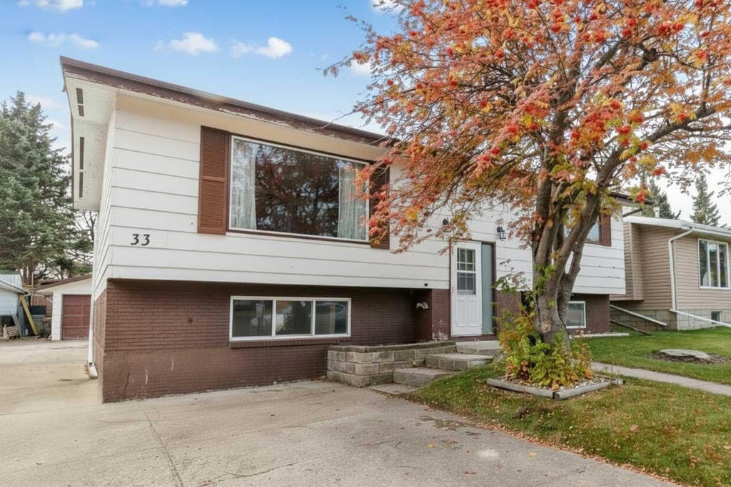 Photo of 33 Valley Crescent, Lacombe, AB T4L 1R9 (MLS # A2352515)
