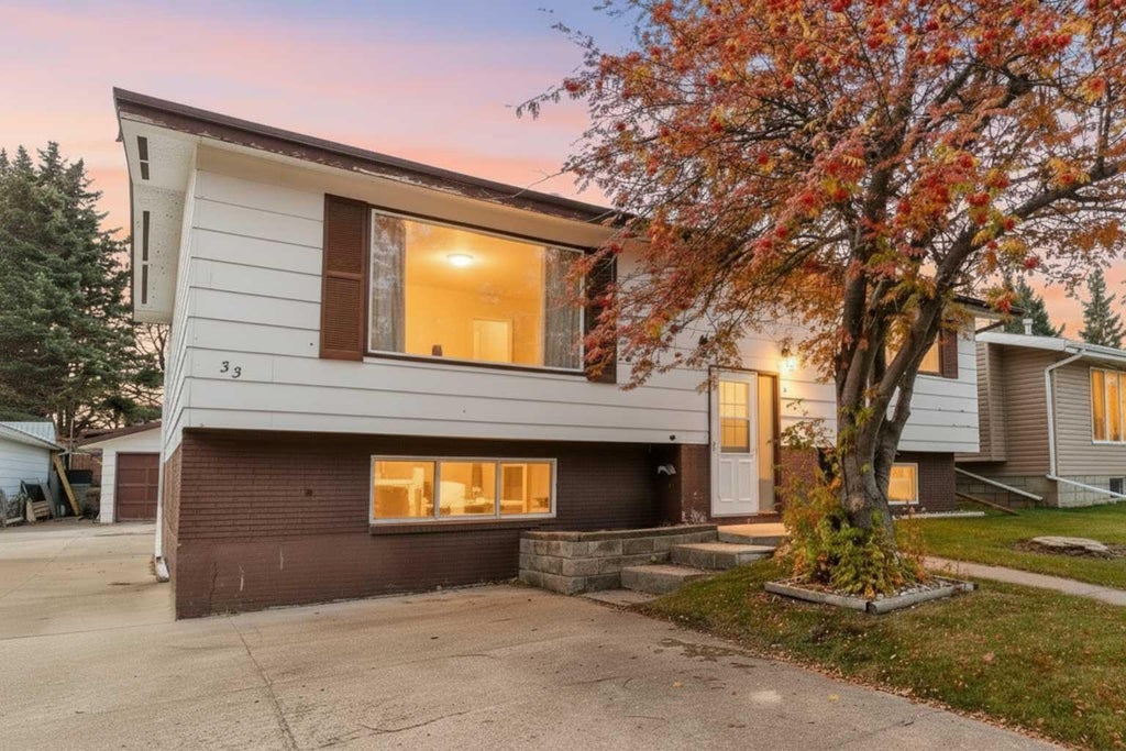 Photo of 33 Valley Crescent, Lacombe, AB T4L 1R9 (MLS # A2352515)