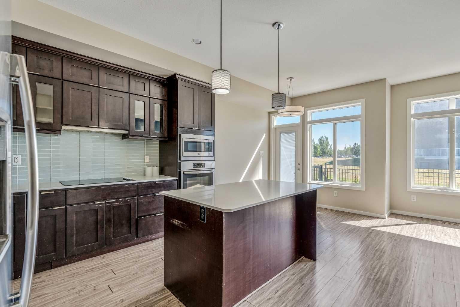 462 Highlands Boulevard W 3