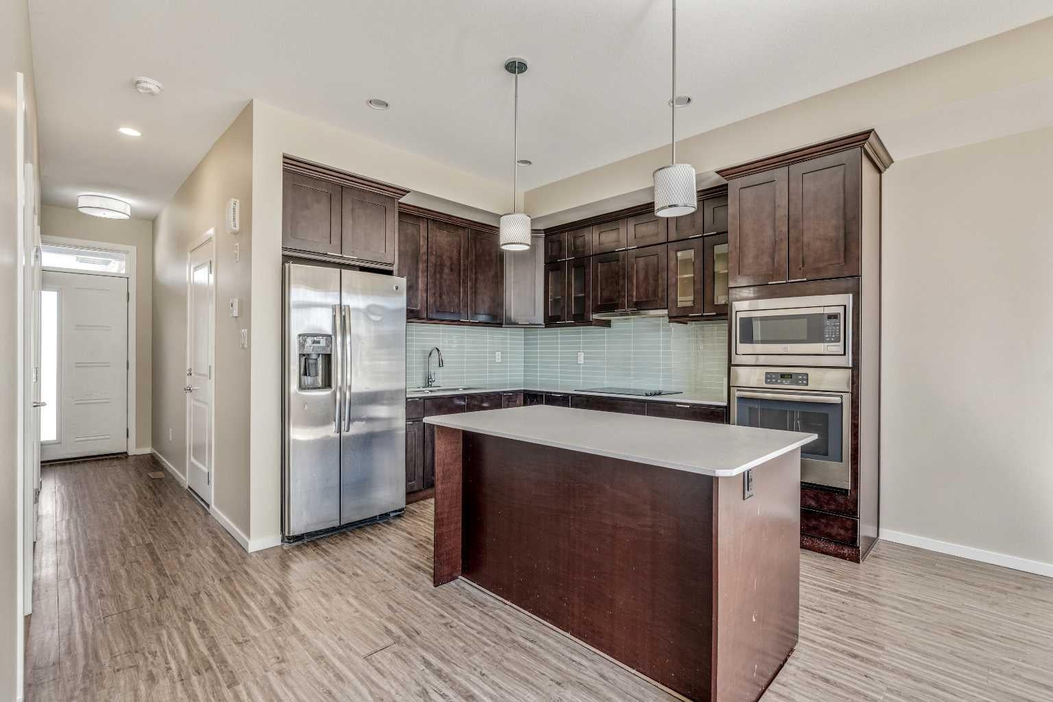 462 Highlands Boulevard W 3