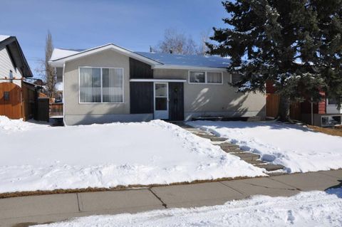 3727 Logan Crescent SW Calgary AB T3E 5Z6