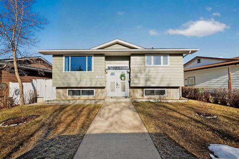 Photo of 4119 Doverview Drive SE, Calgary, AB T2B 1Z1 (MLS # A2297496)