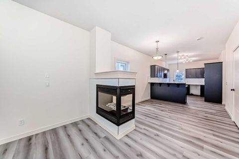 2006 37 Street SE Calgary AB T2B 0Y7