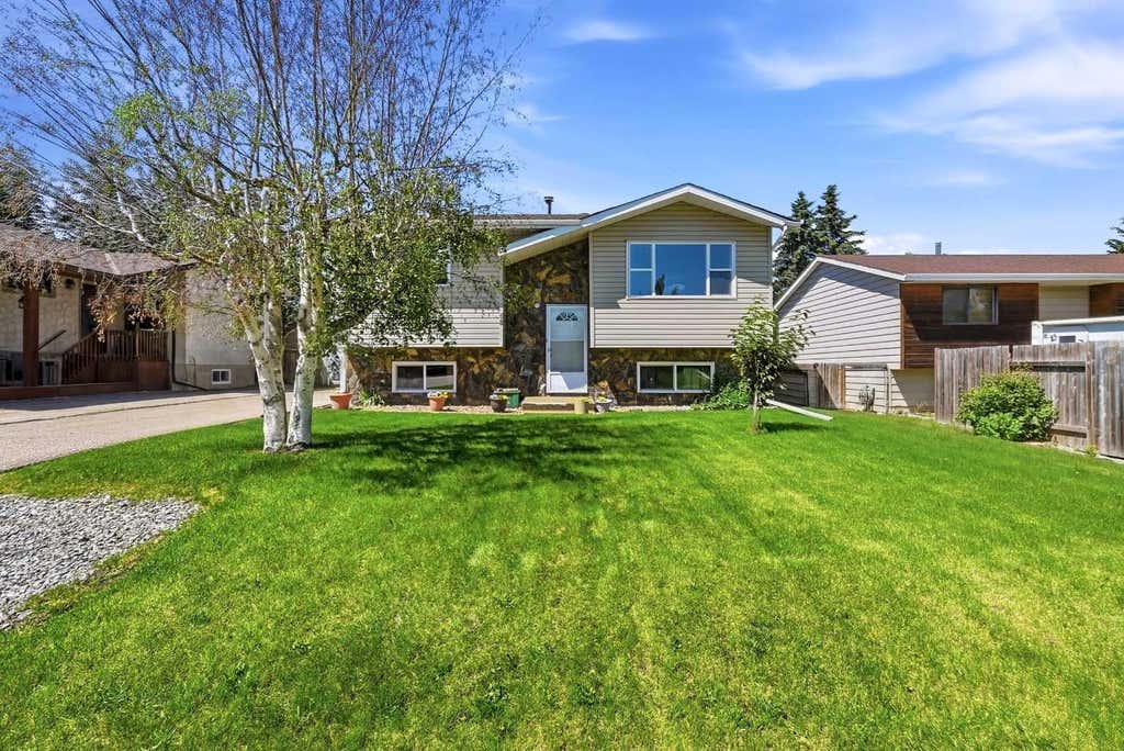 Photo of 38 Meadowview Close, Sylvan Lake, AB T4S 1J2 (MLS # A2319506)