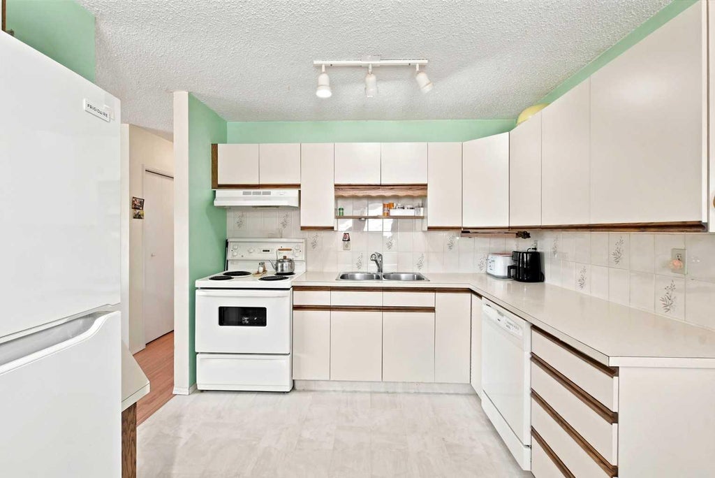 Photo of 38 Meadowview Close, Sylvan Lake, AB T4S 1J2 (MLS # A2319506)