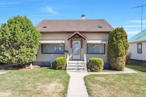 Photo of 5004 55 Avenue Ave, Ponoka, AB T4J 1H3 (MLS # A2308211)