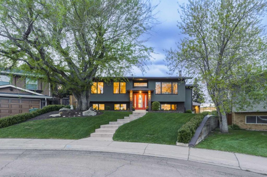 Photo of 228 Cantrell Place SW, Calgary, AB T2W 1X3 (MLS # A2291476)