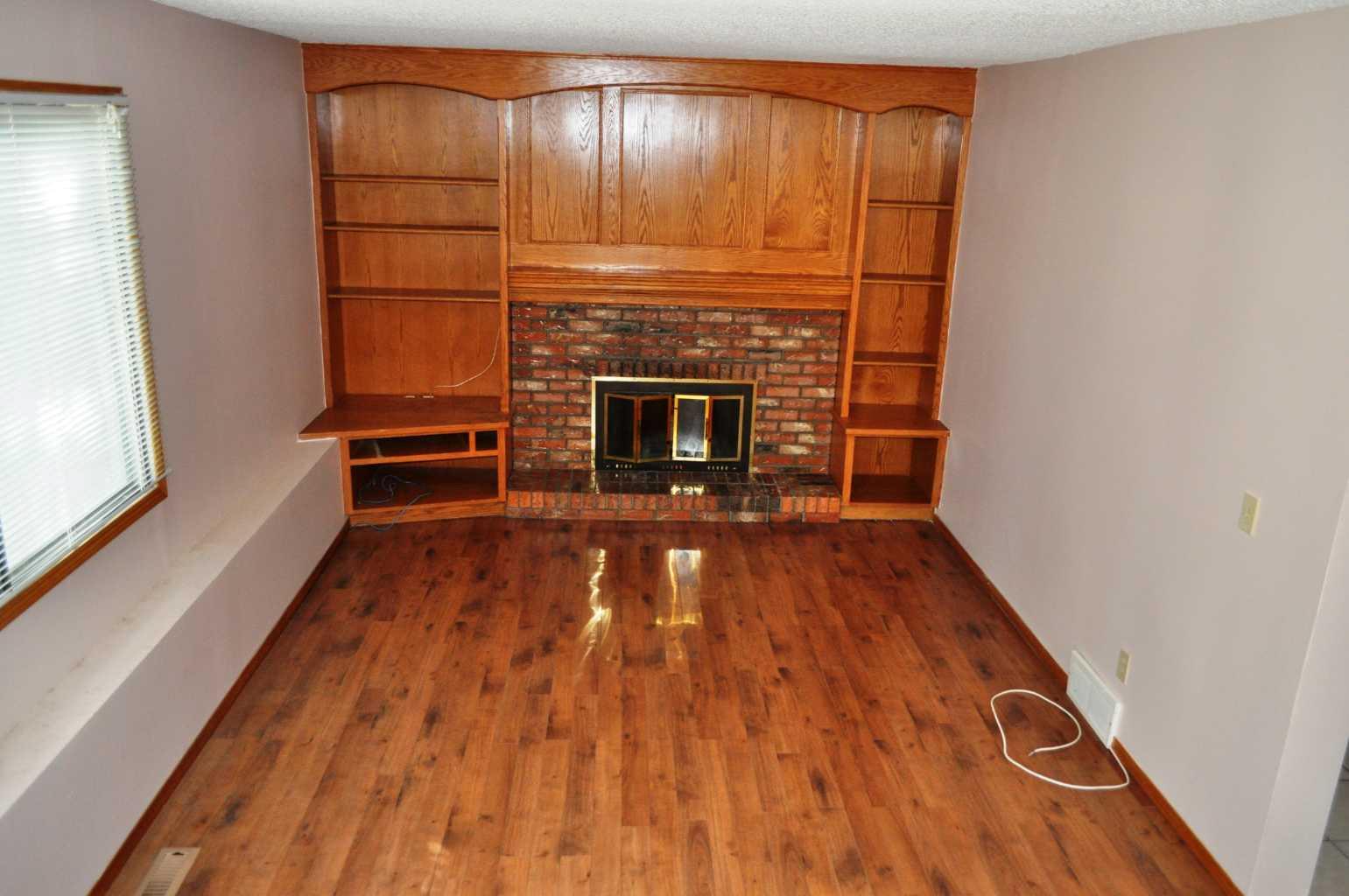 319 Woodside Circle SW