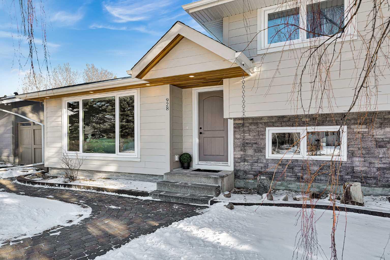 928 Lake Twintree Crescent SE