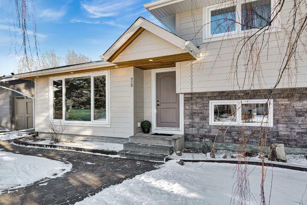 Photo of 928 Lake Twintree Crescent SE, Calgary, AB T2J 2W3 (MLS # A2292509)