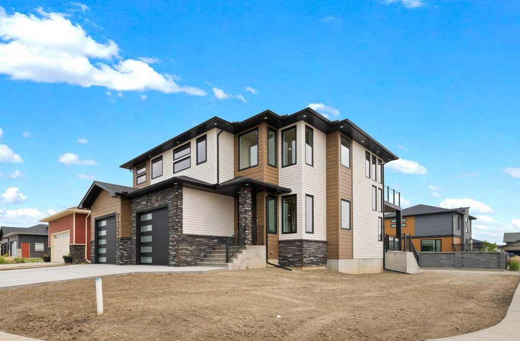 Photo of 935 Maskell Place SE, Redcliff, AB T0J 2P0 (MLS # A2331866)