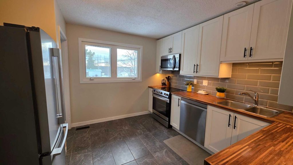 Photo of 525 4 Avenue, Fox Creek, AB T0H 1P0 (MLS # A2294653)