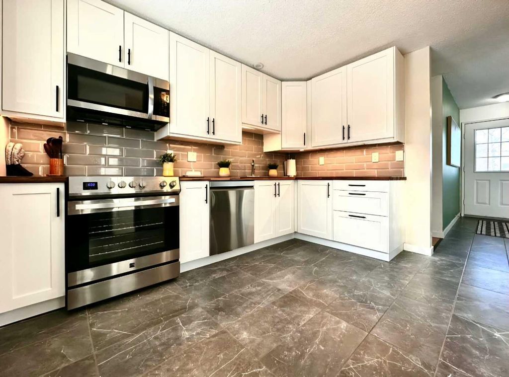 Photo of 525 4 Avenue, Fox Creek, AB T0H 1P0 (MLS # A2294653)