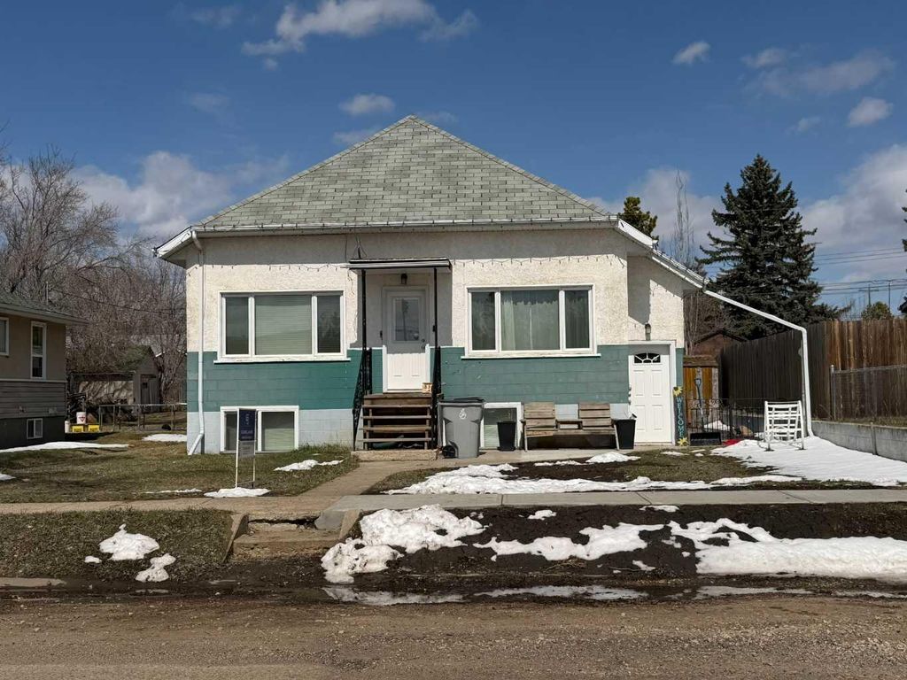 Photo of 830 6 Avenue, Wainwright, AB T9W 1C2 (MLS # A2306027)