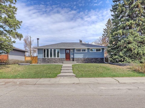 Photo of 44 Granlea Place SW, Calgary, AB T3E 4K2 (MLS # A2348451)