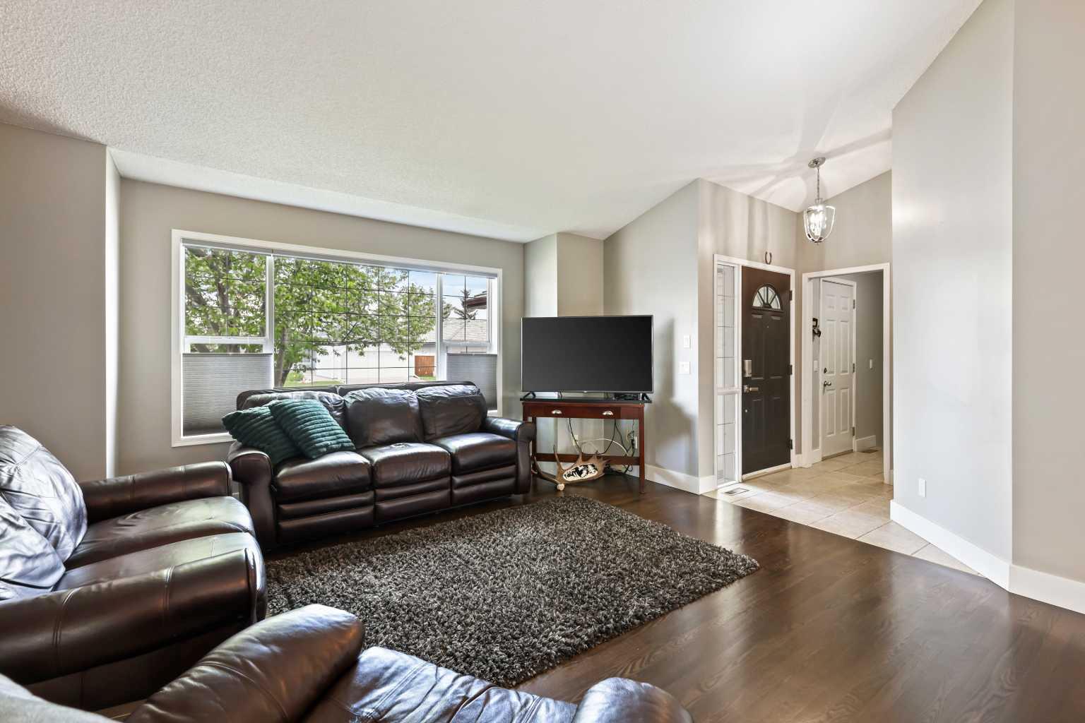 11 Strathmore Lakes Crescent