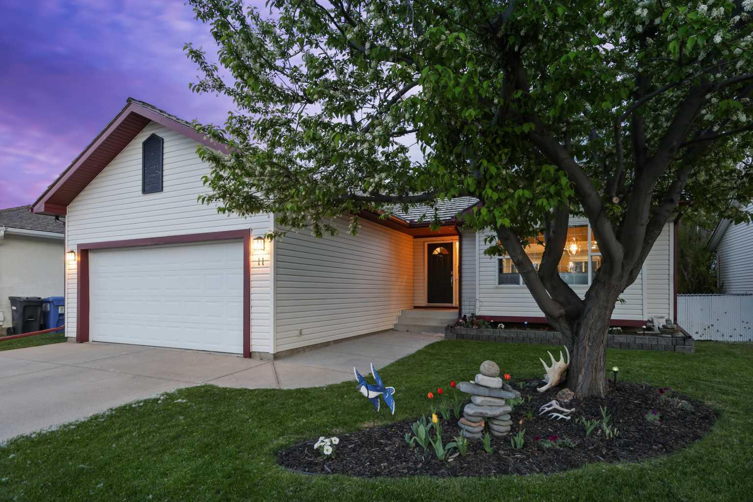 11 Strathmore Lakes Crescent