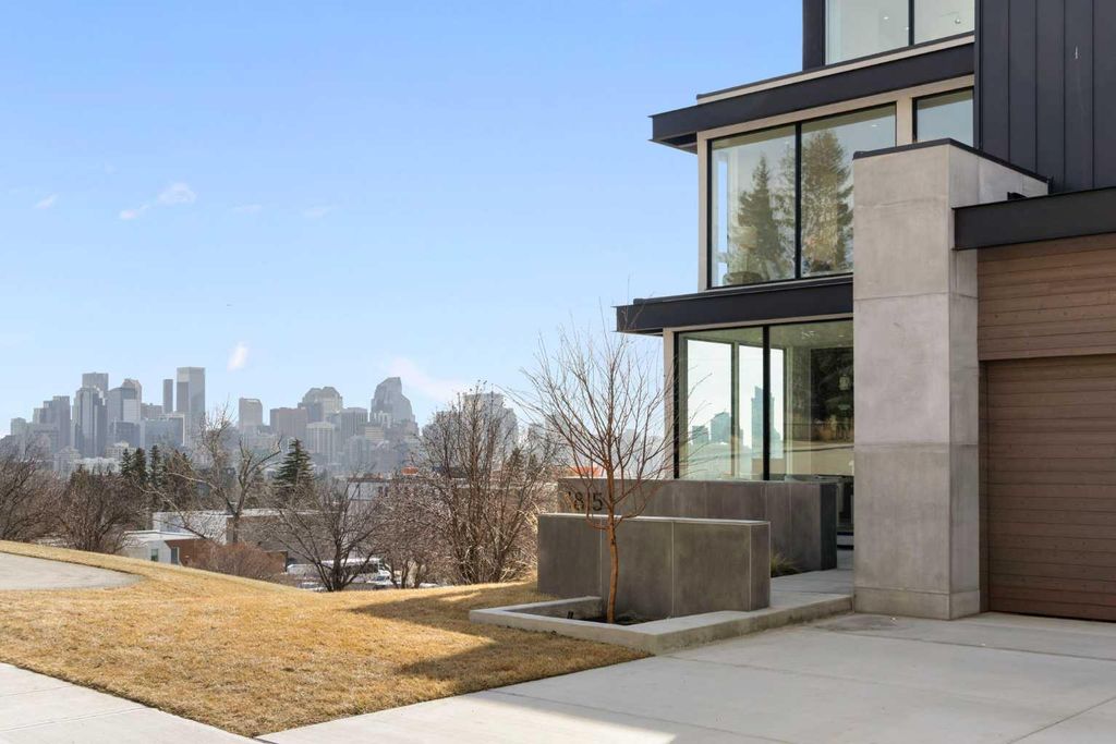 Photo of 1815 11 Avenue NW, Calgary, AB T2N 1H4 (MLS # A2326761)