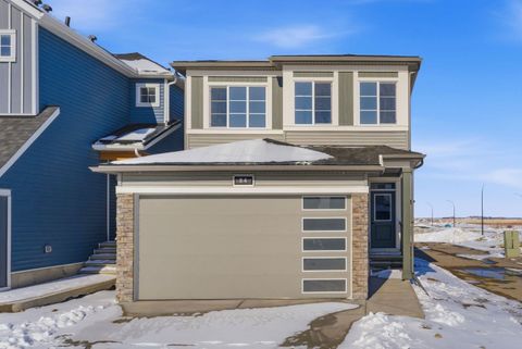 84 Lewiston View NE Calgary AB T3P 2J1