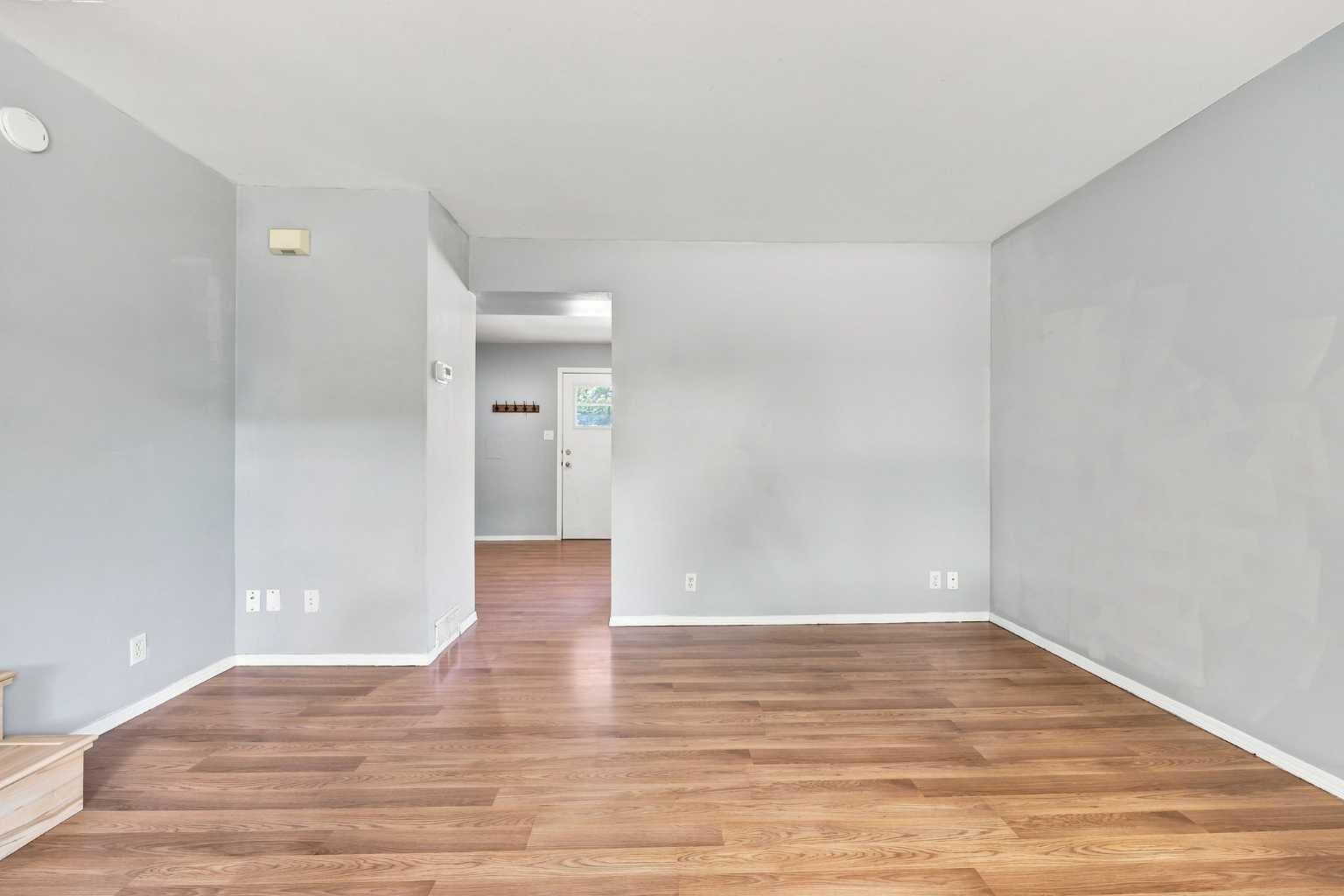 542 Regal Park NE