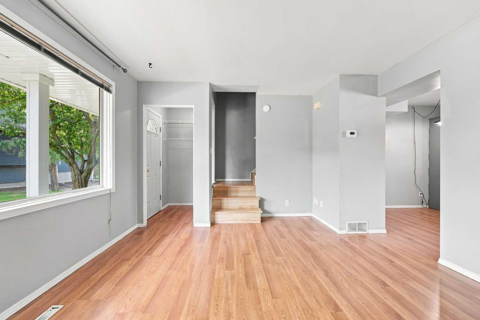 542 Regal Park NE