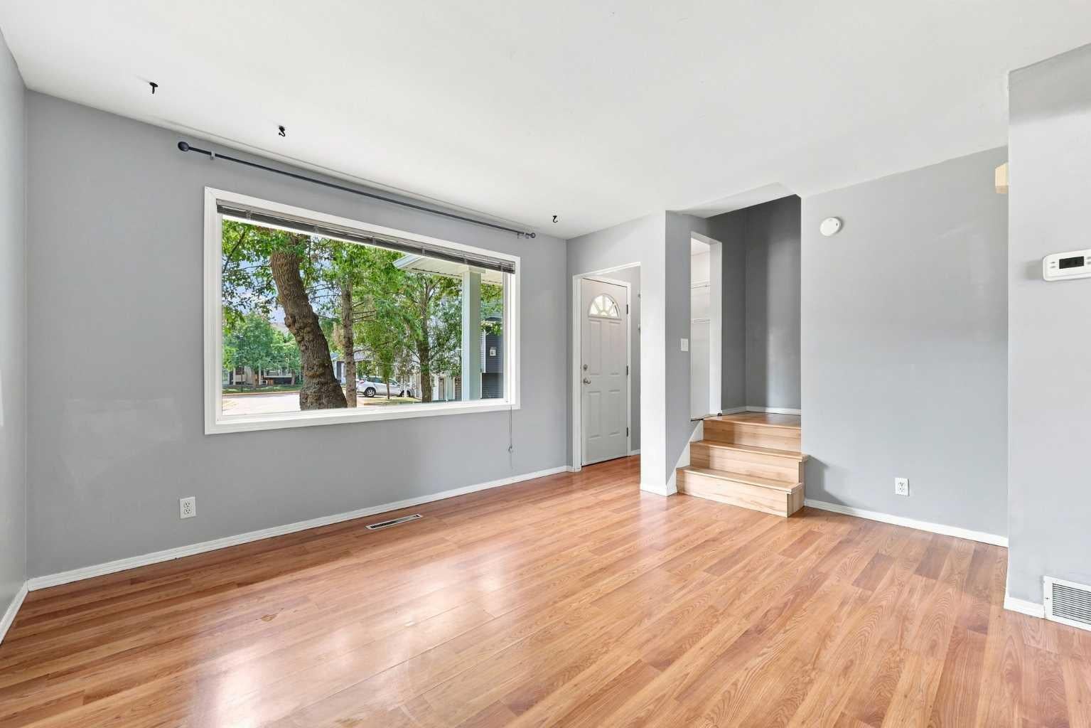 542 Regal Park NE