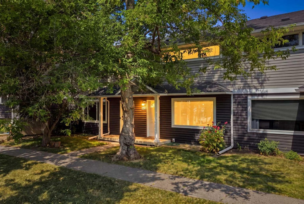 Photo of 542 Regal Park NE, Calgary, AB T2E 0S6 (MLS # A2334920)
