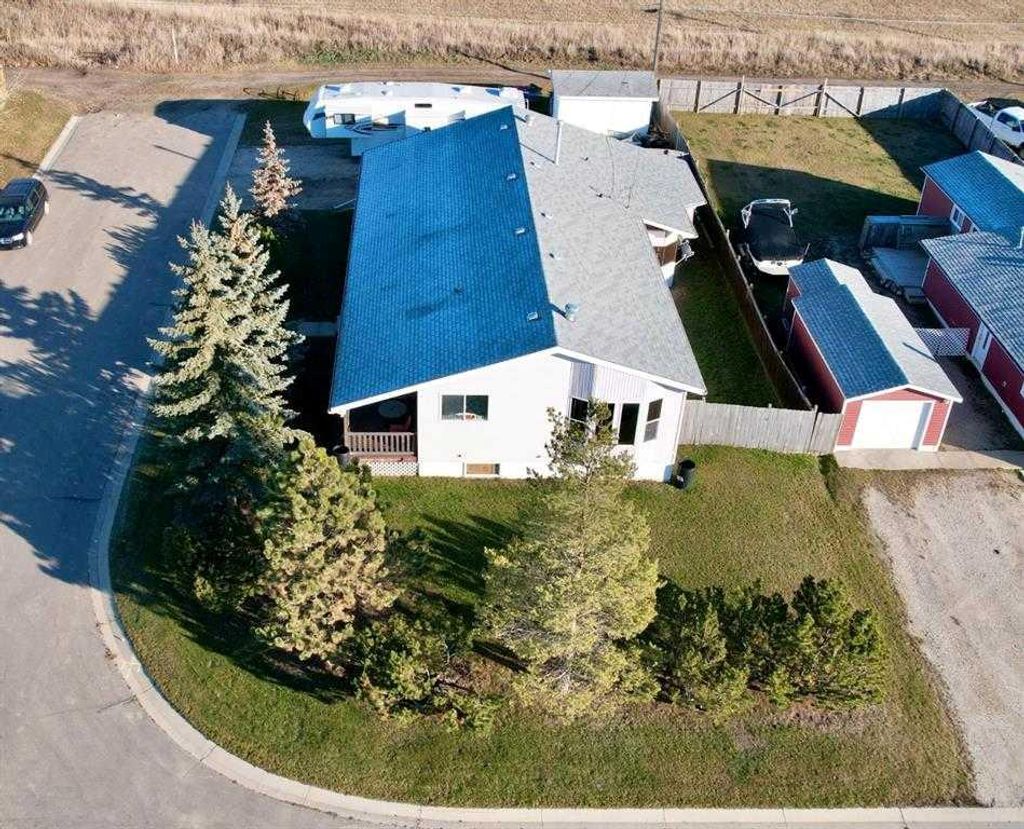 Photo of 422 7th Avenue, Beaverlodge, AB T0H 0C0 (MLS # A2309514)