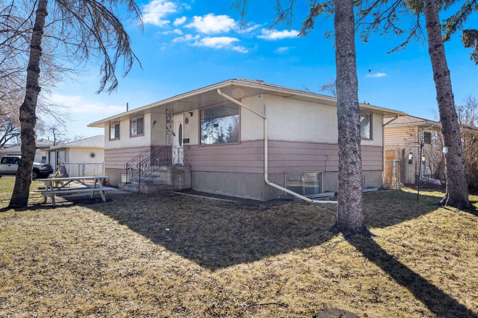 1902 Ash Crescent SE