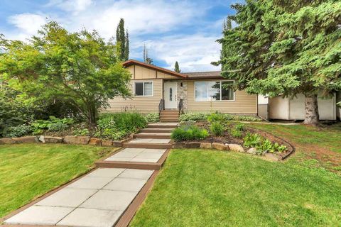 Photo of 4412 45 Avenue, Sylvan Lake, AB T4S 1K6 (MLS # A2327312)