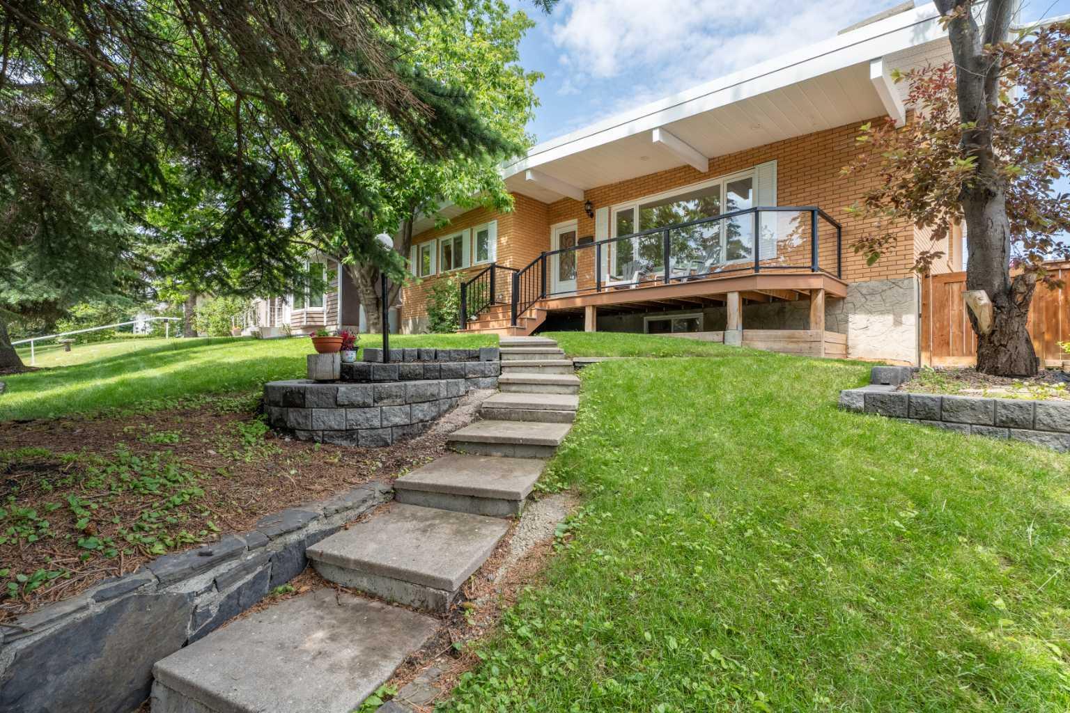 1028 Thorneycroft Drive NW