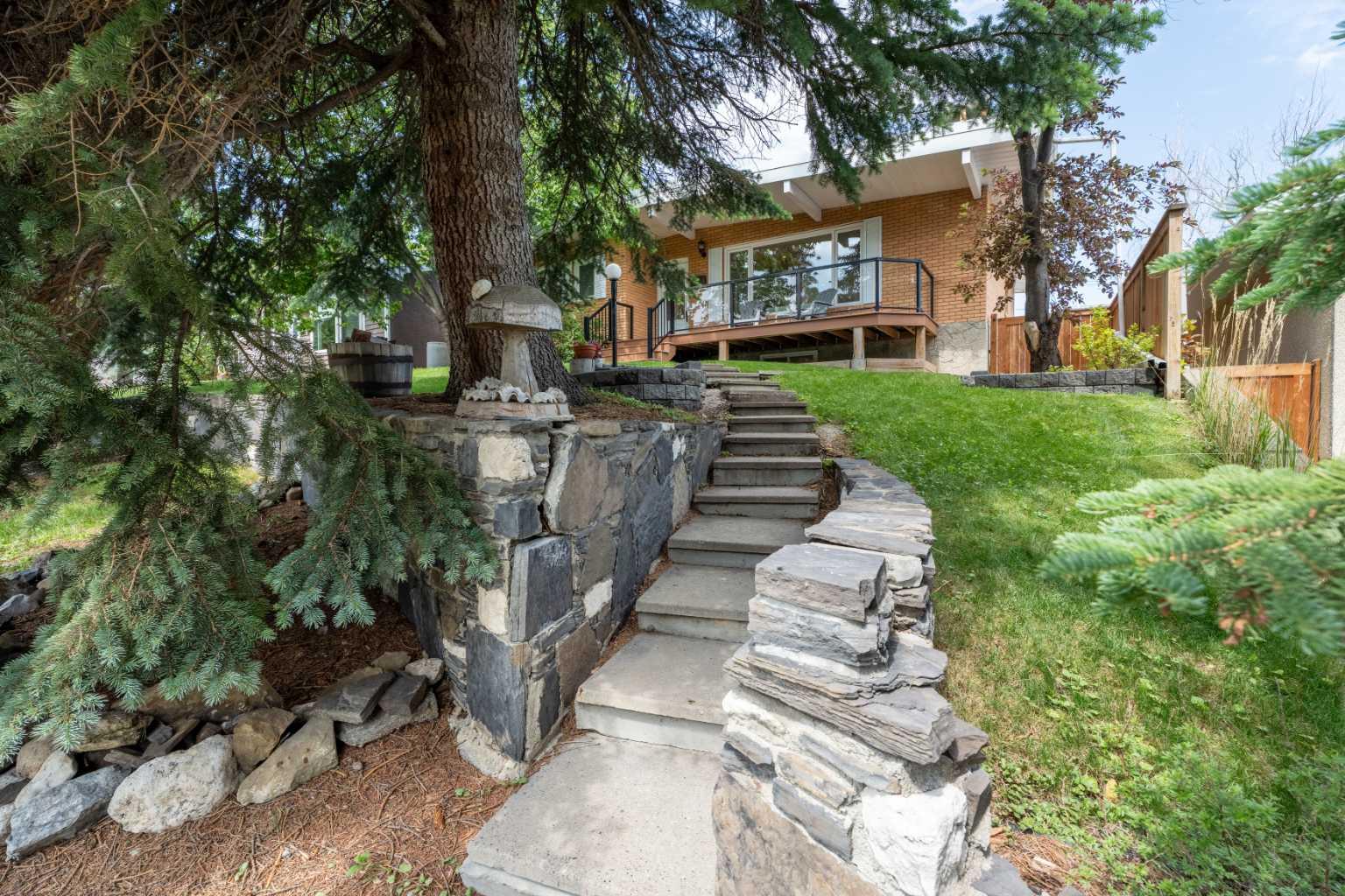 1028 Thorneycroft Drive NW