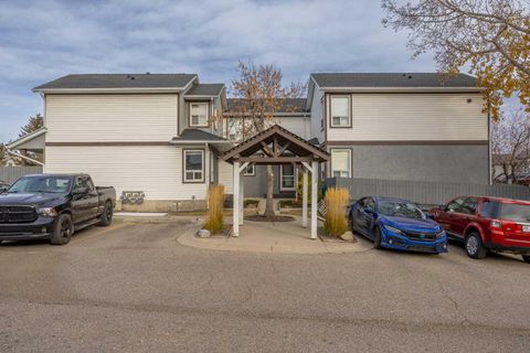 502 Signal Hill Green SW Calgary AB T3H 2Y4