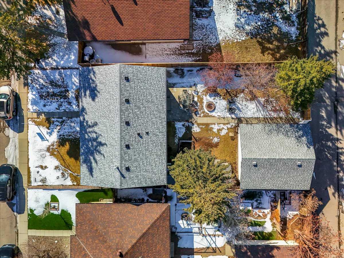 215 Pinegrove Close NE