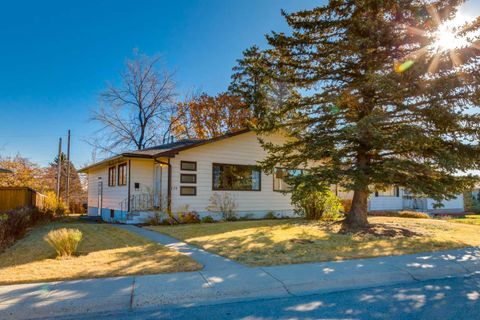 126 & 128 Winston Drive SW Calgary AB T3C 2P9