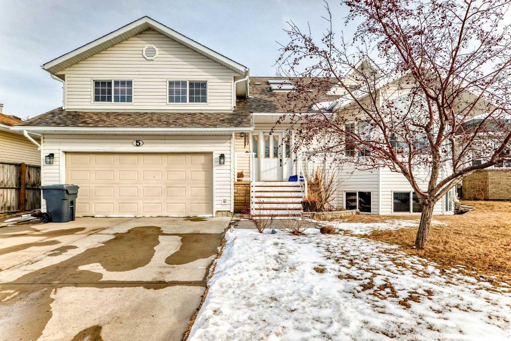 Photo of 5 Chinook Crescent, Beiseker, AB T0M 0G0 (MLS # A2283036)