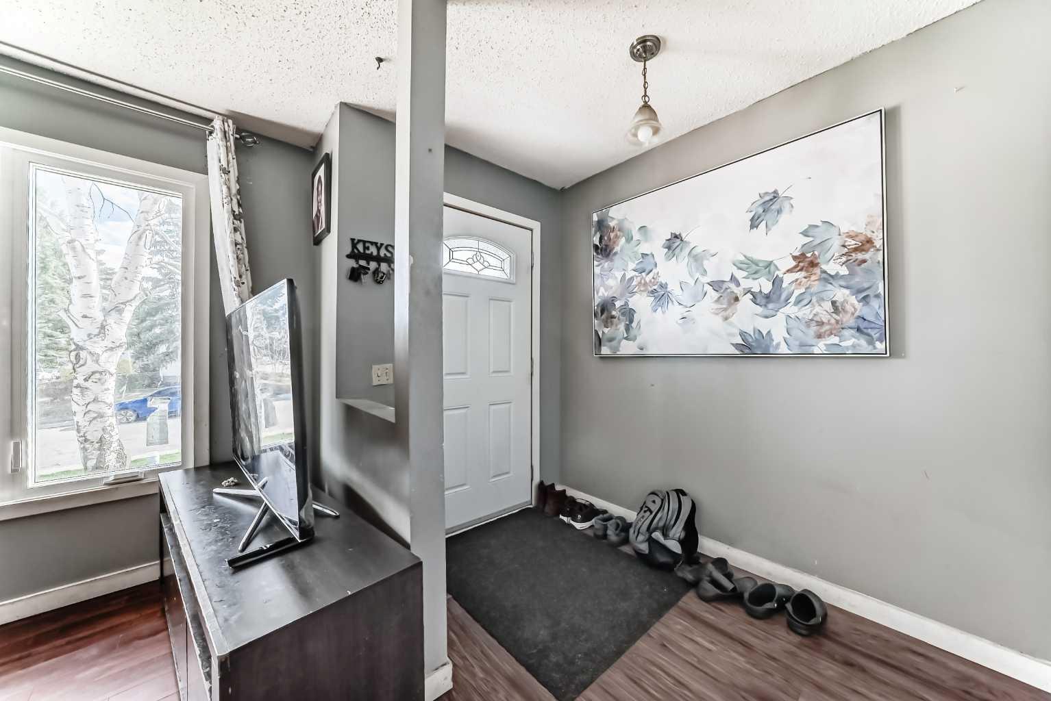 4 Fonda Crescent SE