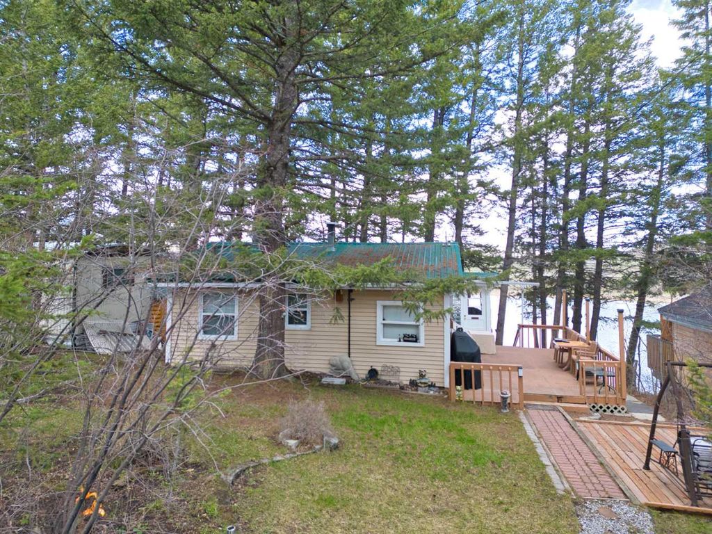 Photo of 12 Lee Lake Road, Rural Pincher Creek No. 9, M.D. of, AB T0K 1W0 (MLS # A2308840)