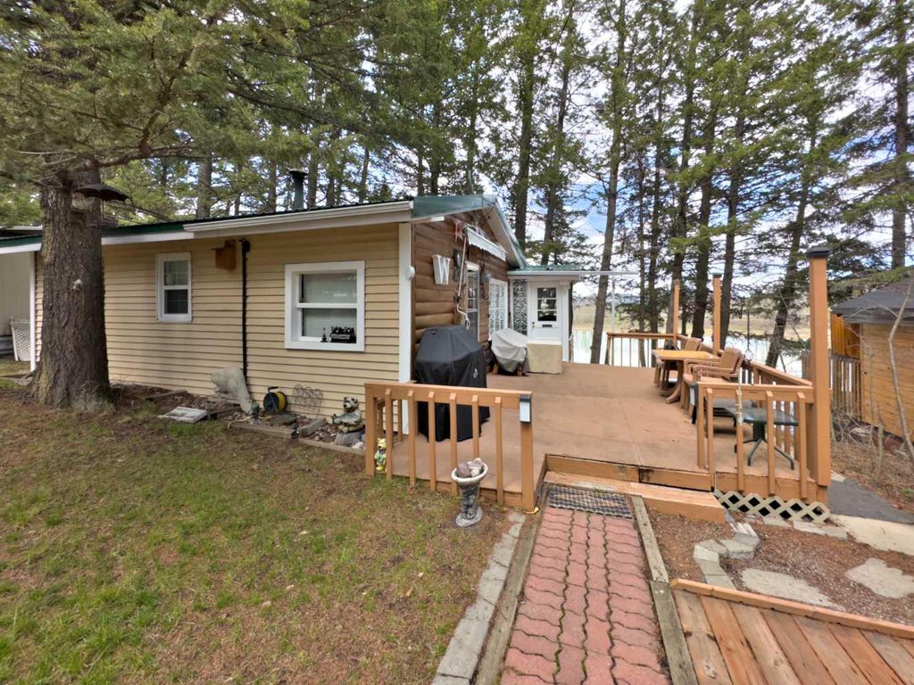 Photo of 12 Lee Lake Road, Rural Pincher Creek No. 9, M.D. of, AB T0K 1W0 (MLS # A2308840)