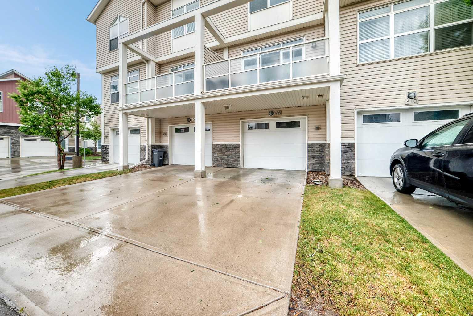 608 Redstone View NE