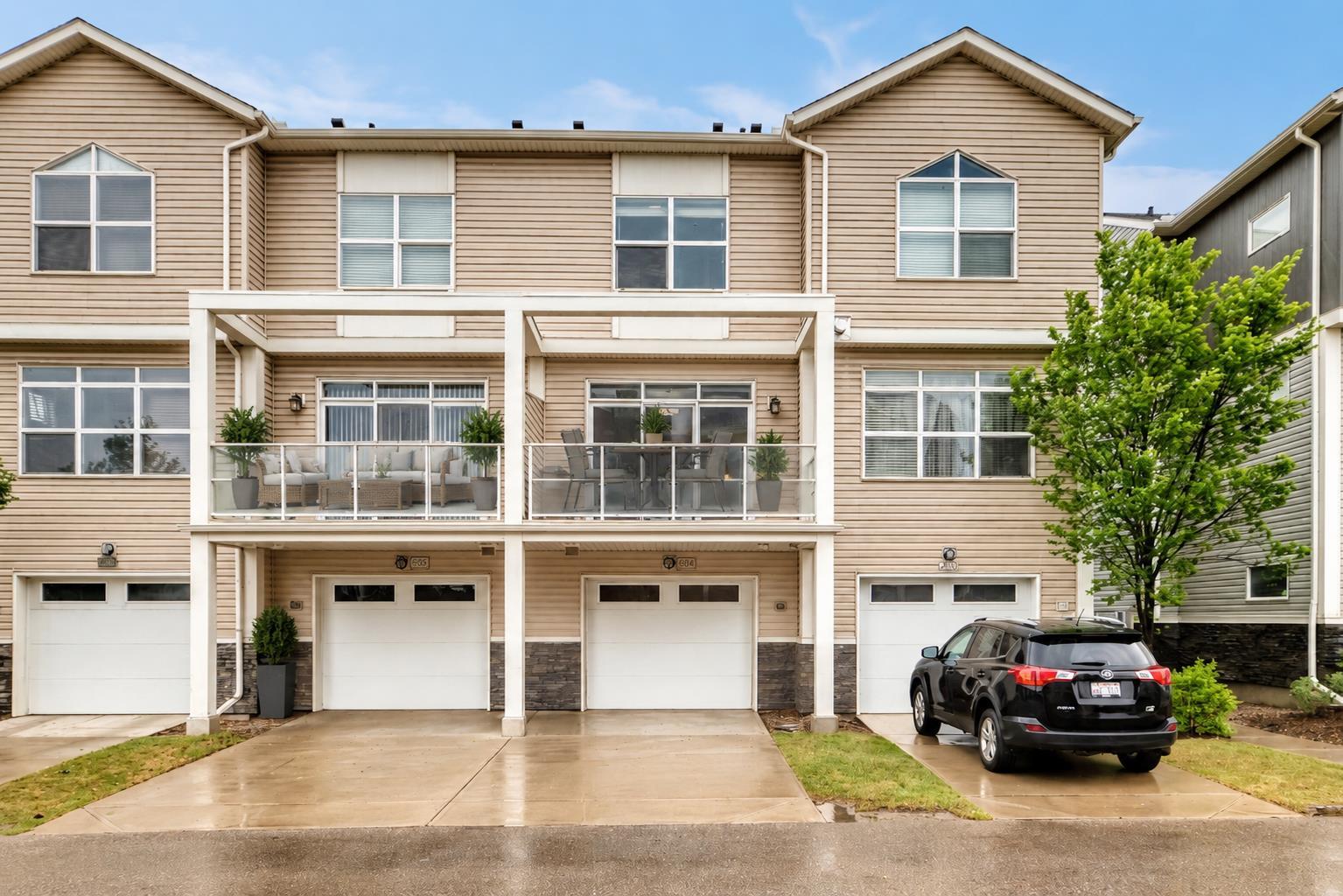 608 Redstone View NE