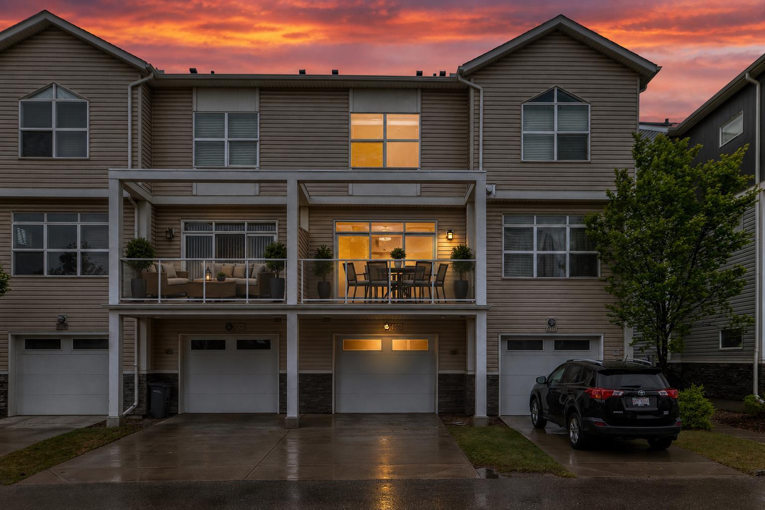 608 Redstone View NE