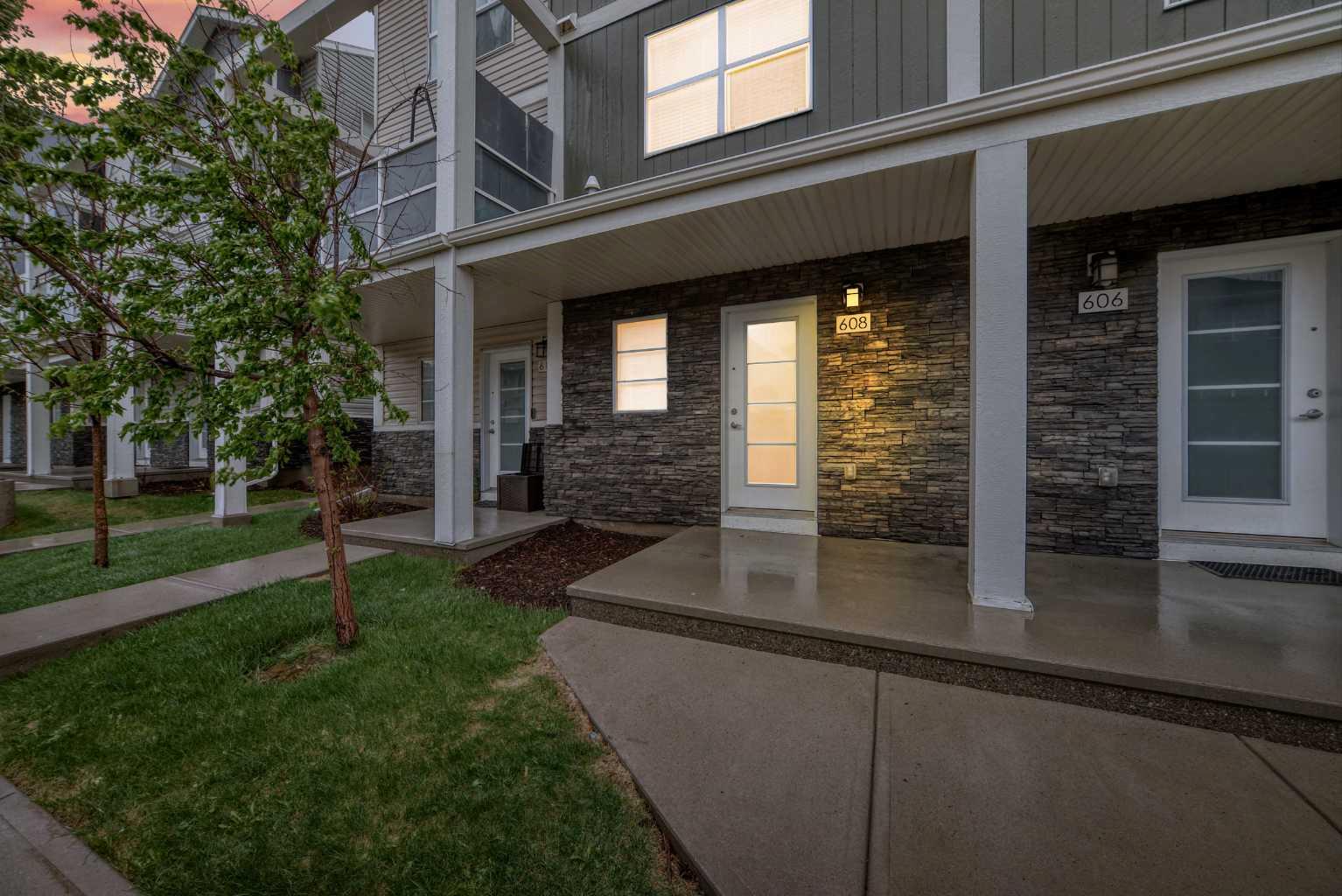 608 Redstone View NE