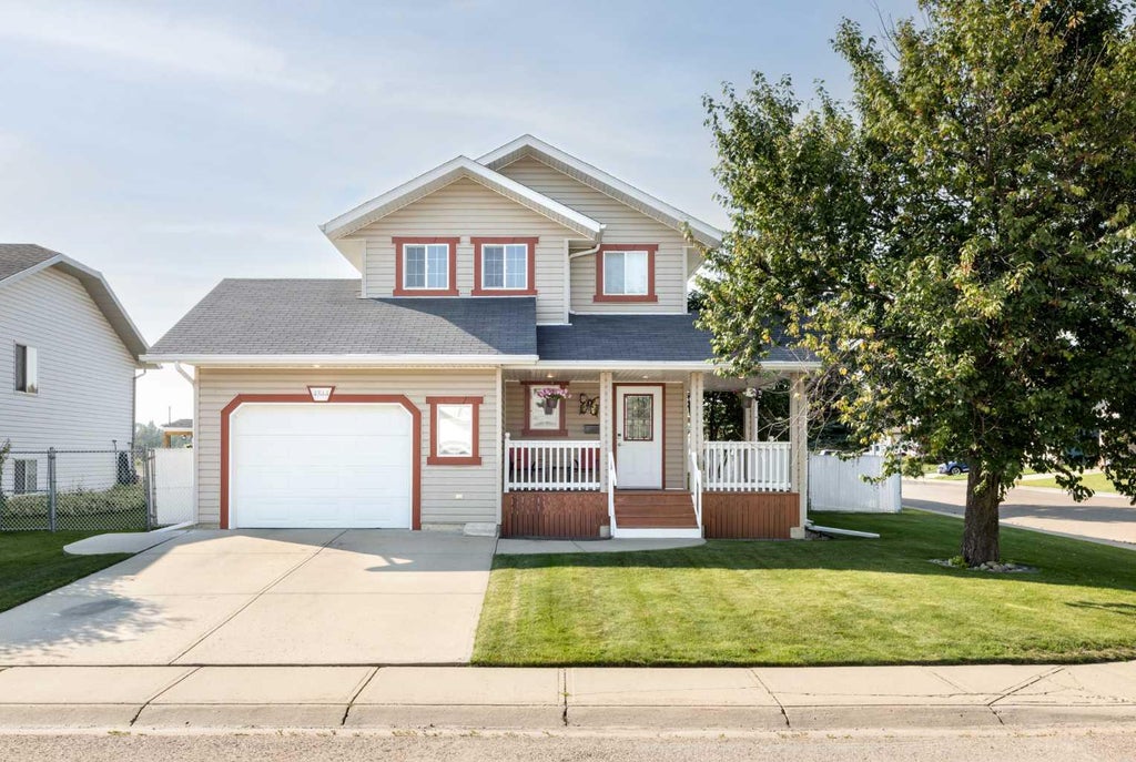 Photo of 4344 60A Avenue Crescent, Innisfail, AB T4G 1L2 (MLS # A2341162)