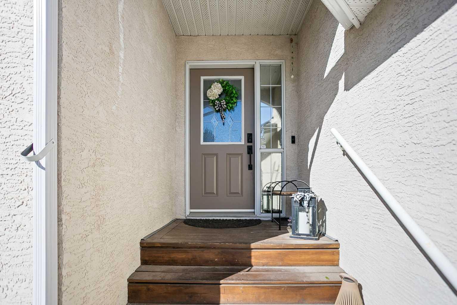 211 Lineham Acres Close NW