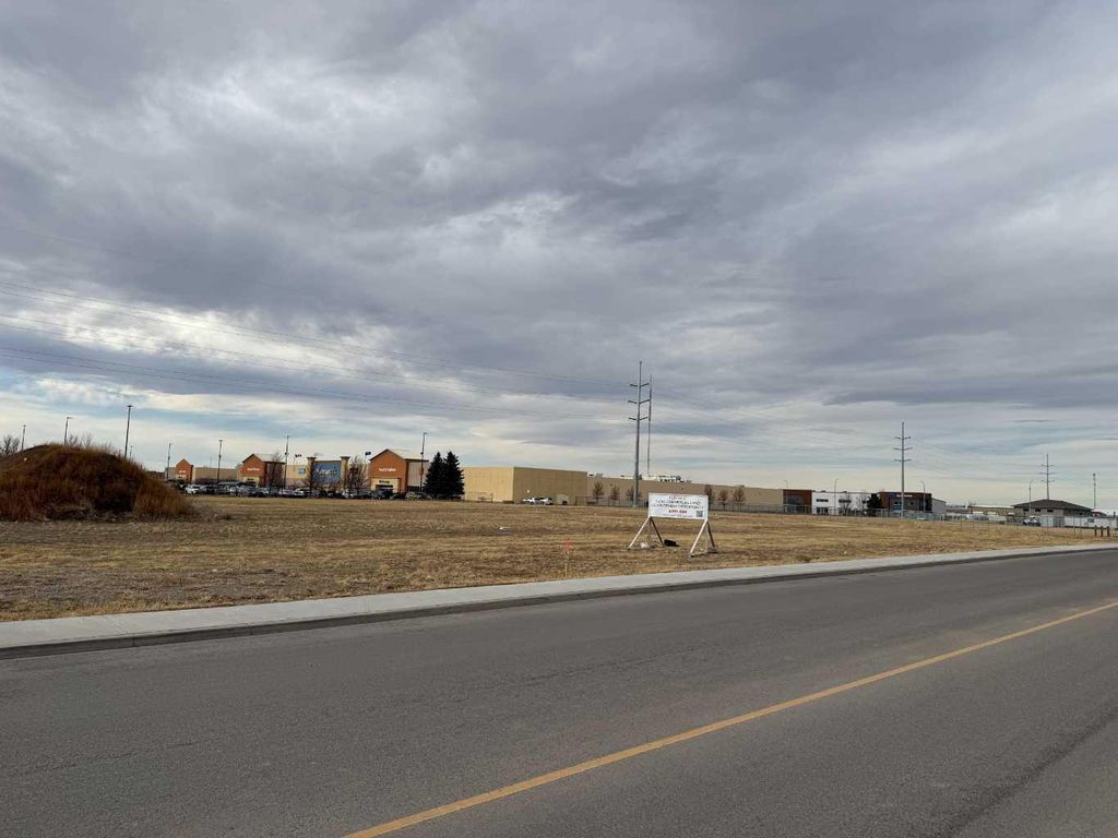 Photo of 2702 34 Street N, Lethbridge, AB T1H 5T6 (MLS # A2292578)